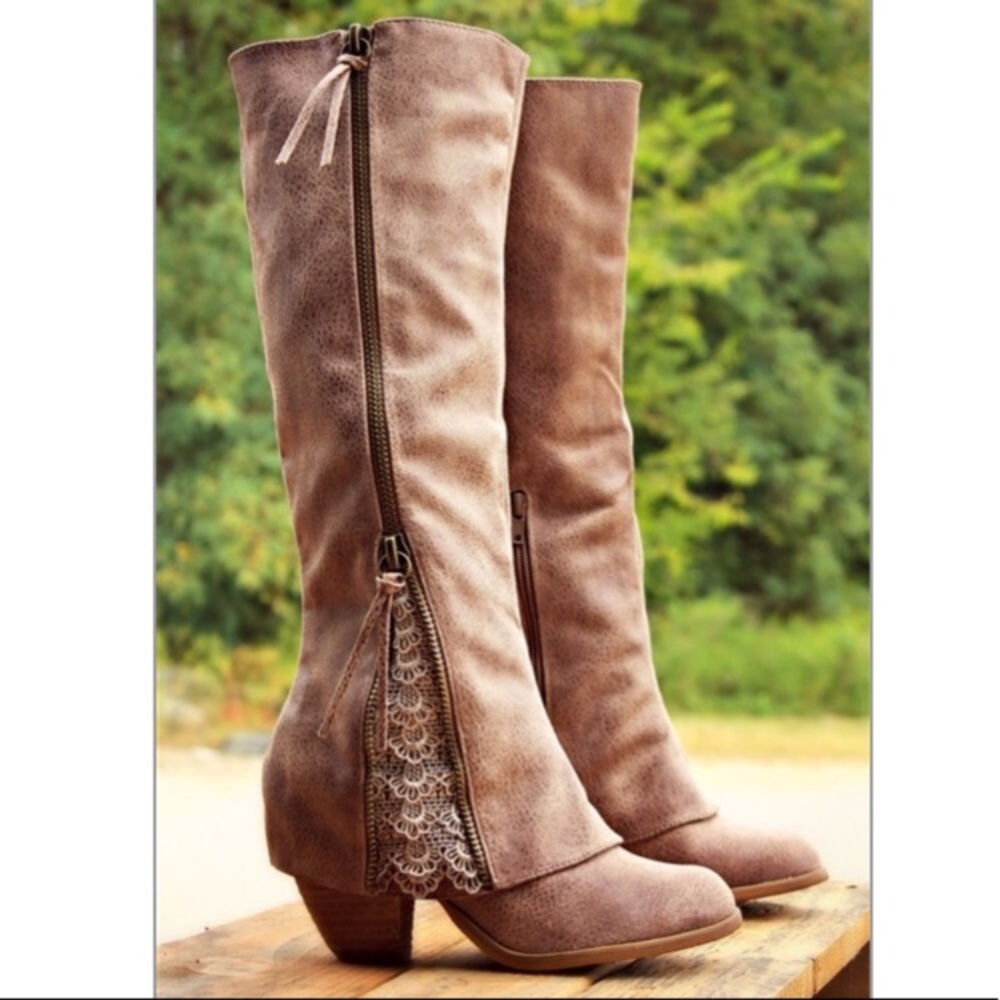 LAST CHANCE!! CUTE BOOTS